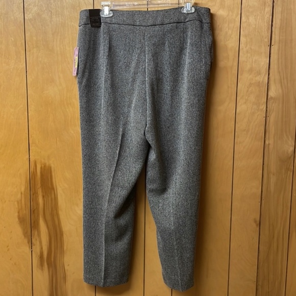 Investments Petite Straight Leg Short Pants (NWT) - Picture 8 of 8